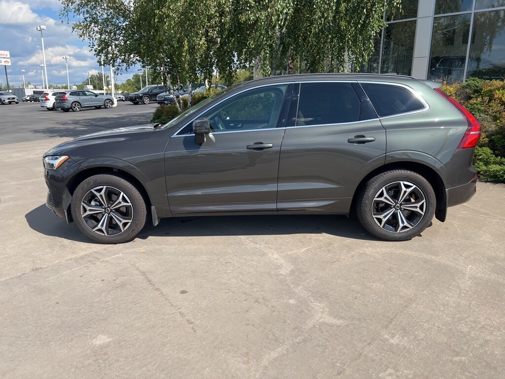 2022 Volvo XC60 B5 Momentum photo 2