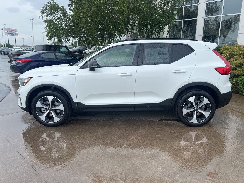 2026 Volvo XC40 Core photo 3