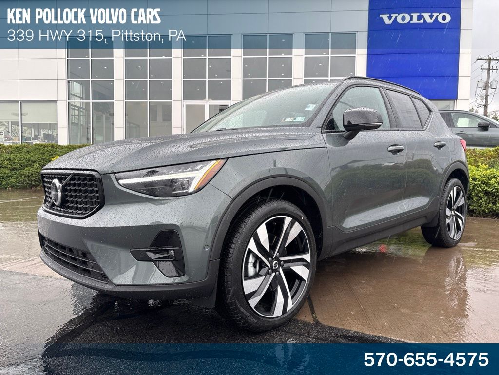 2026 Volvo XC40 B5 Plus Dark AWD's photo