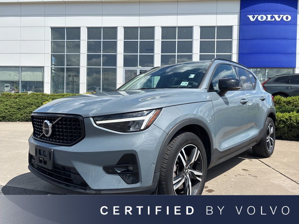 2023 Volvo XC40 B5 Plus Dark AWD's photo