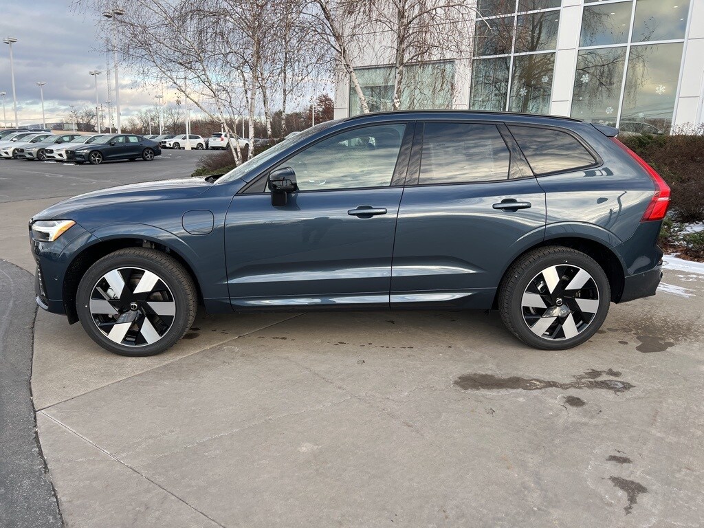 2025 Volvo XC60 T8 Plus photo 2