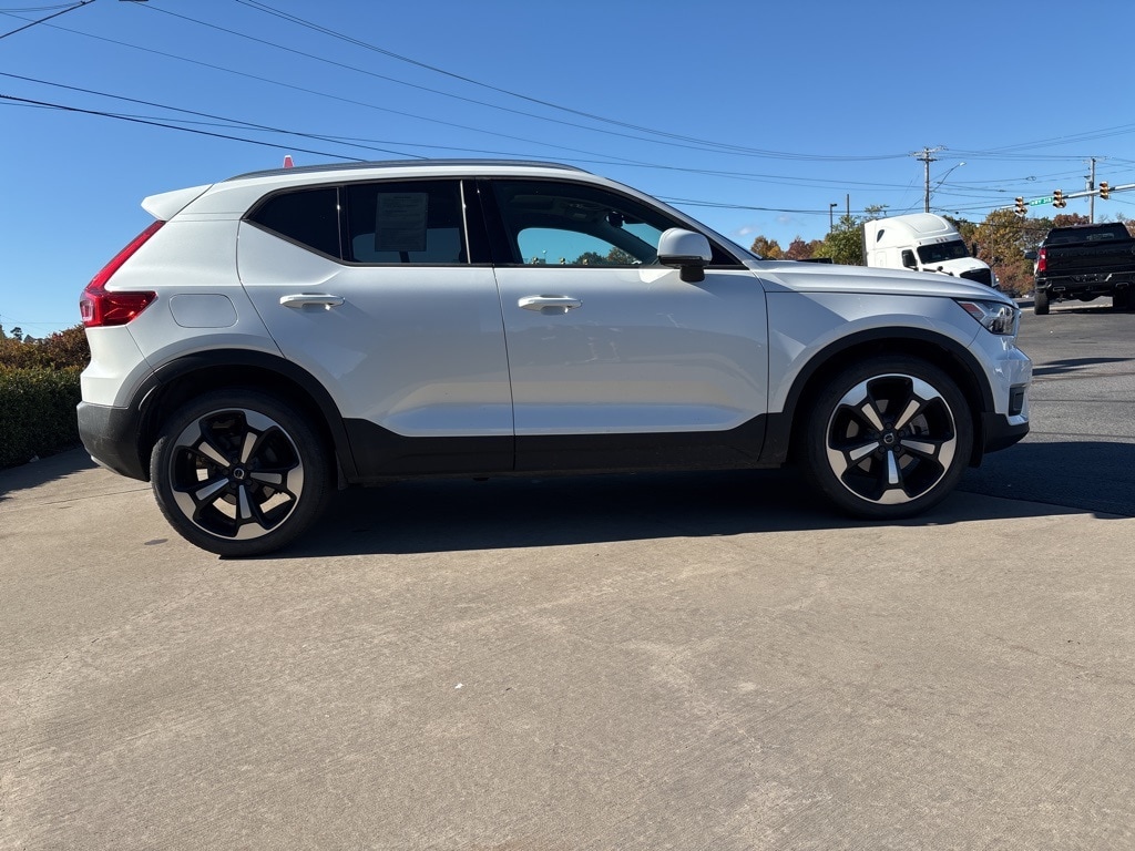 Certified 2022 Volvo XC40 Momentum SUV