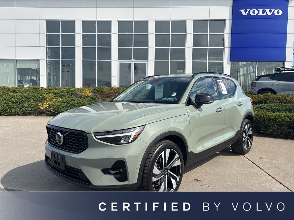 2023 Volvo XC40 B5 Ultimate Dark AWD's photo