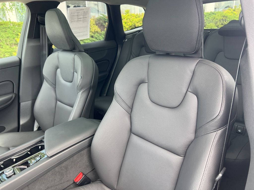 2025 Volvo XC60 Plus - Photo 14