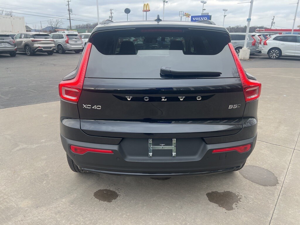 2025 Volvo XC40 photo 4