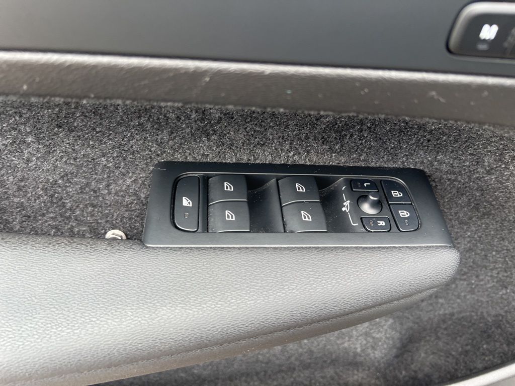 2023 Volvo XC40 Plus - Photo 12