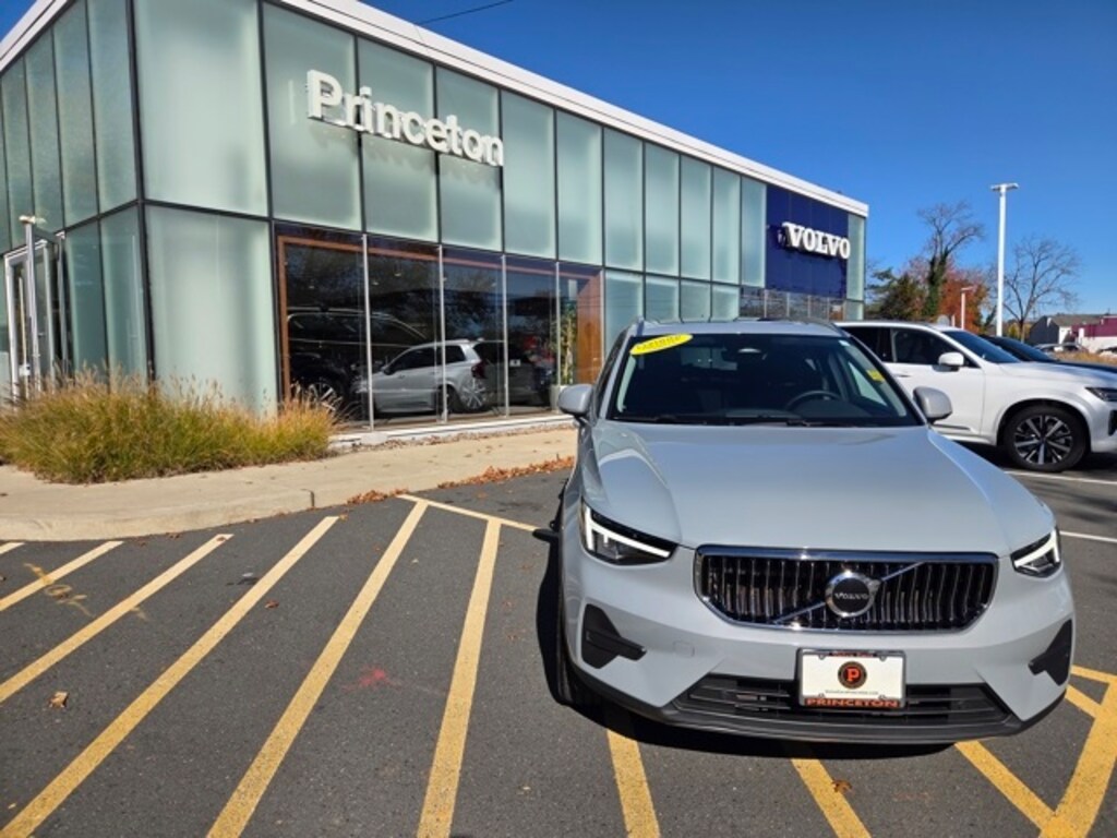 Certified 2025 Volvo XC40 B5 Core Bright Theme SUV