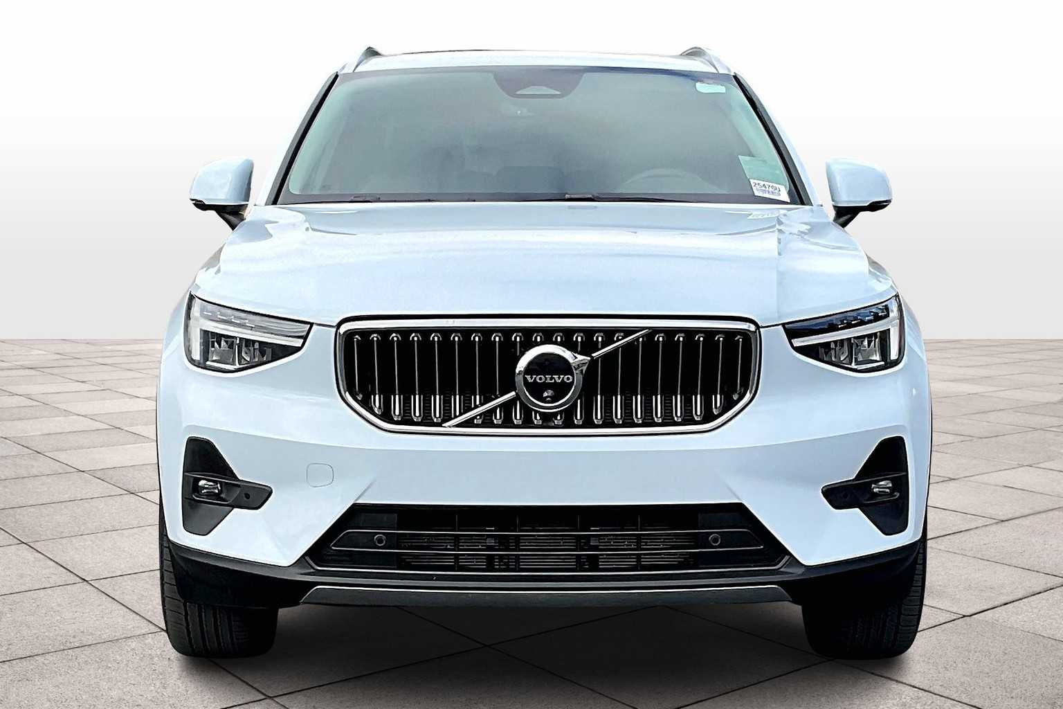 2025 Volvo XC40 Plus AWD photo 3