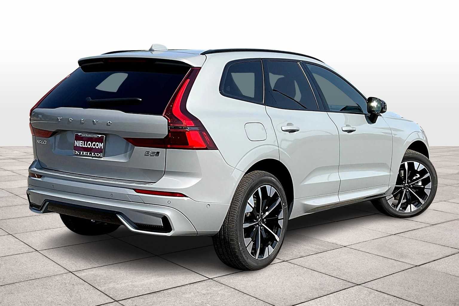 2026 Volvo XC60 B5 Plus photo 4