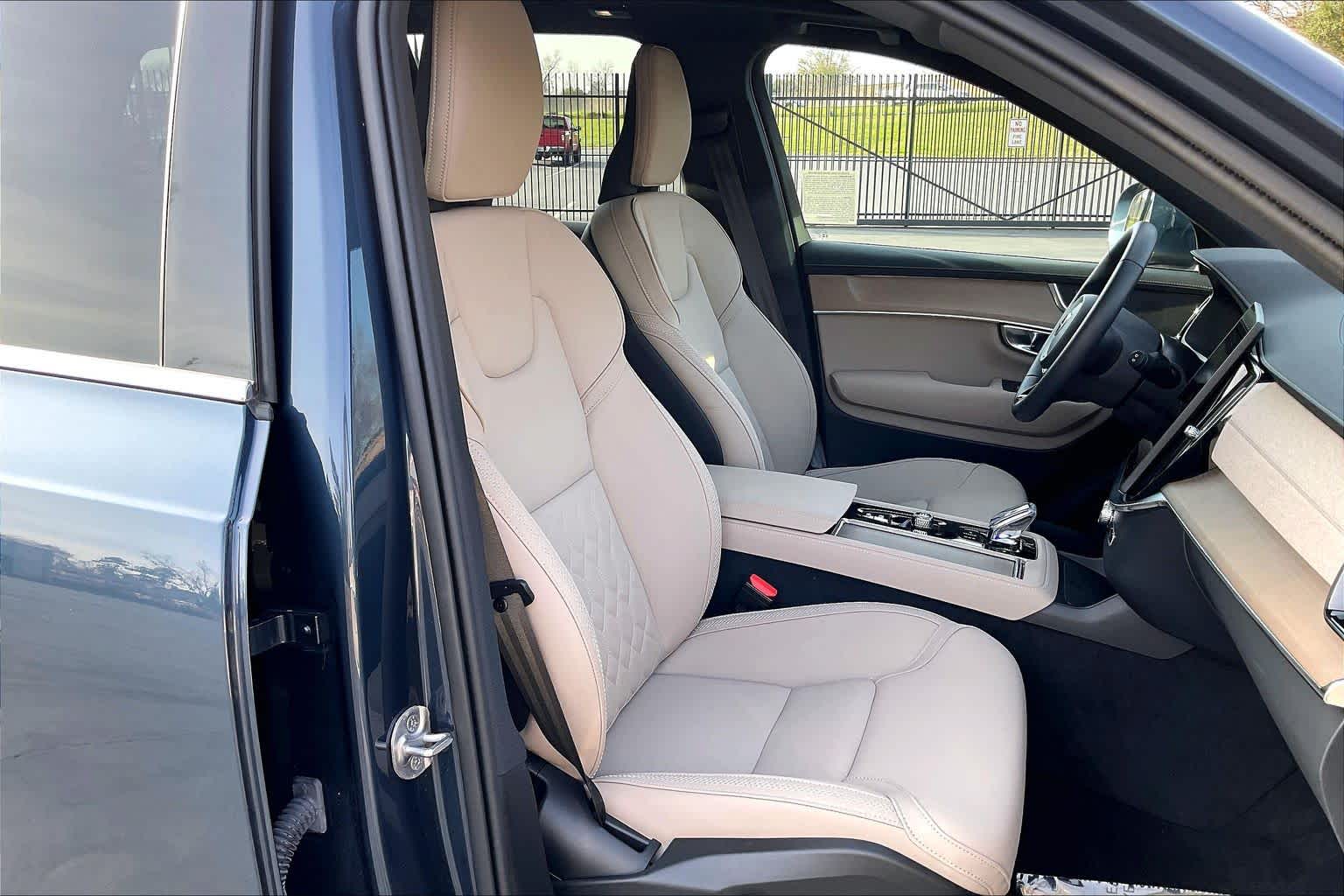 2025 Volvo XC90 Core - Photo 8