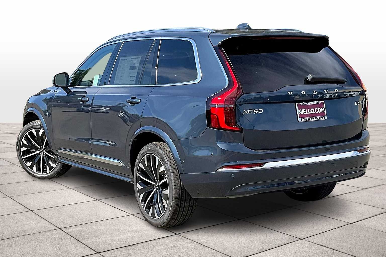 2026 Volvo XC90 Plus photo 3