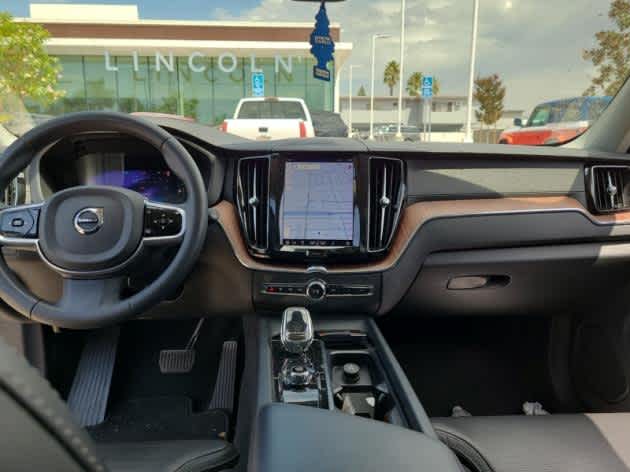 2023 Volvo XC60 Recharge Hybrid Ultimate T8 eAWD photo 2