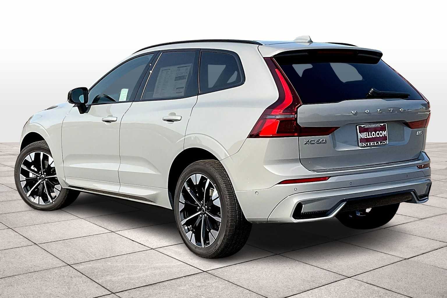2026 Volvo XC60 B5 Plus photo 3