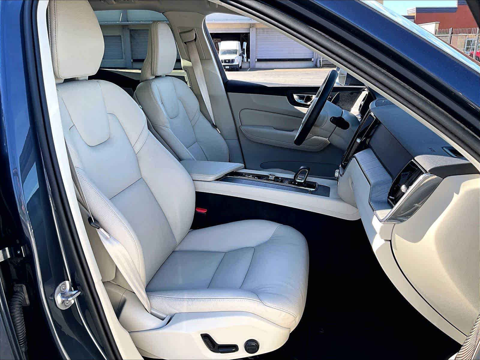 2023 Volvo XC60 Recharge Plug-In Hybrid Plus Bright Theme photo 3