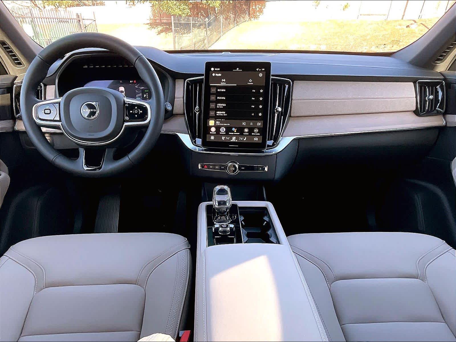 2026 Volvo XC90 plug-in hybrid T8 Plus 7-Seater photo 6