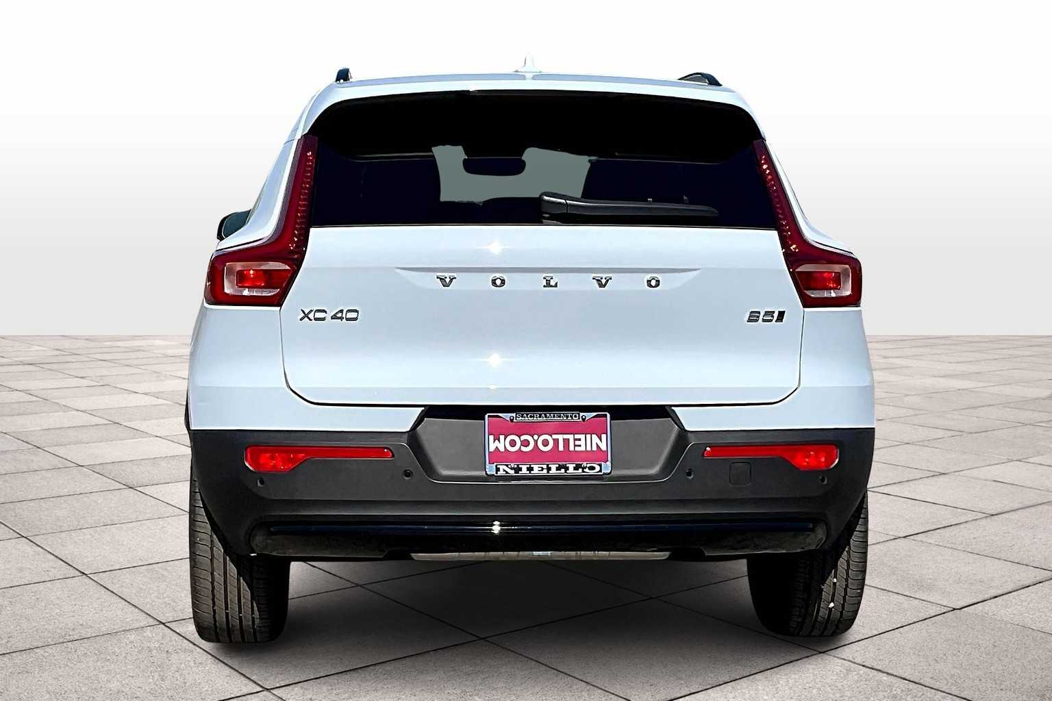 2026 Volvo XC40 B5 Plus photo 5