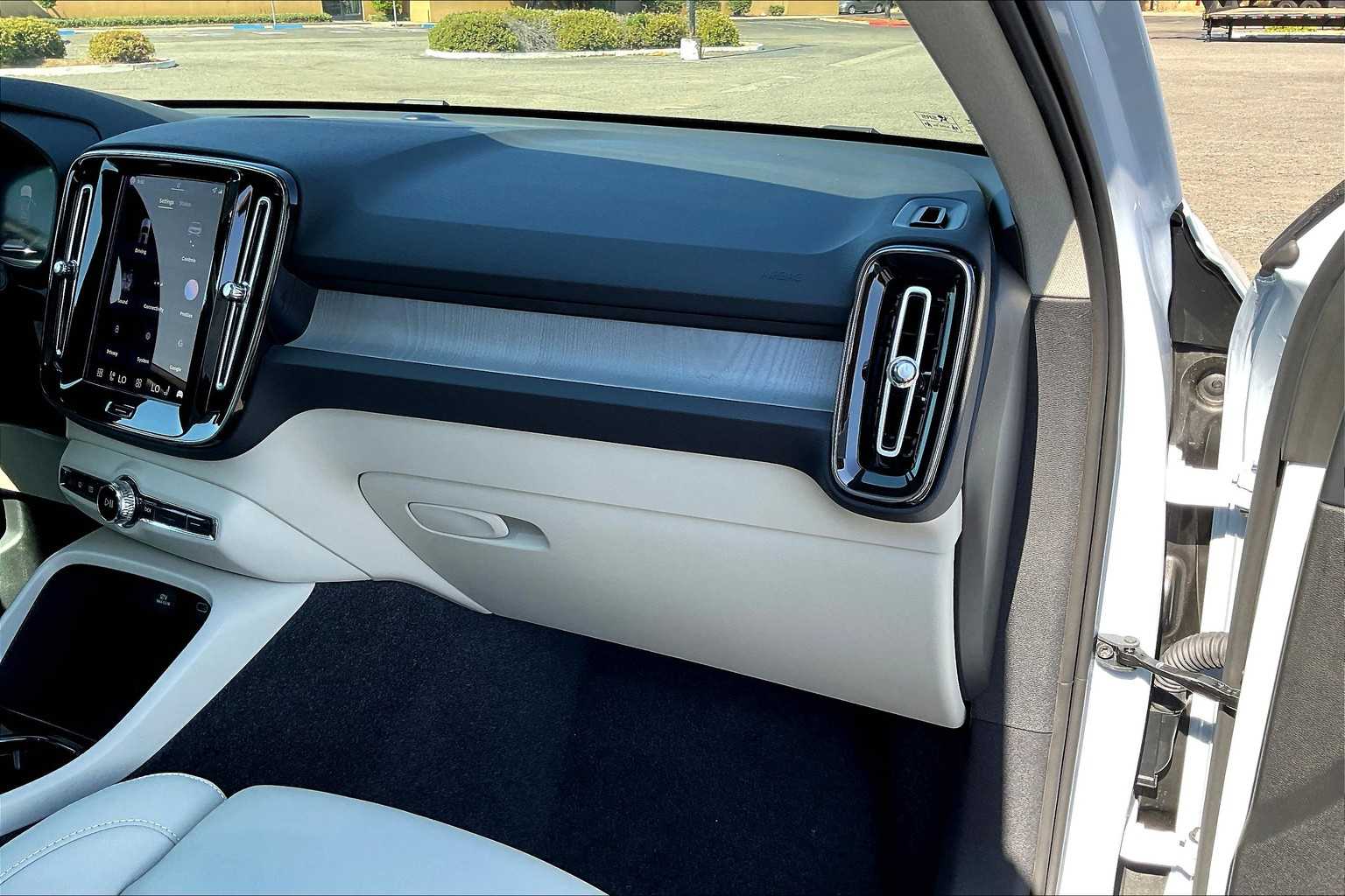 2026 Volvo XC40 Plus - Photo 28