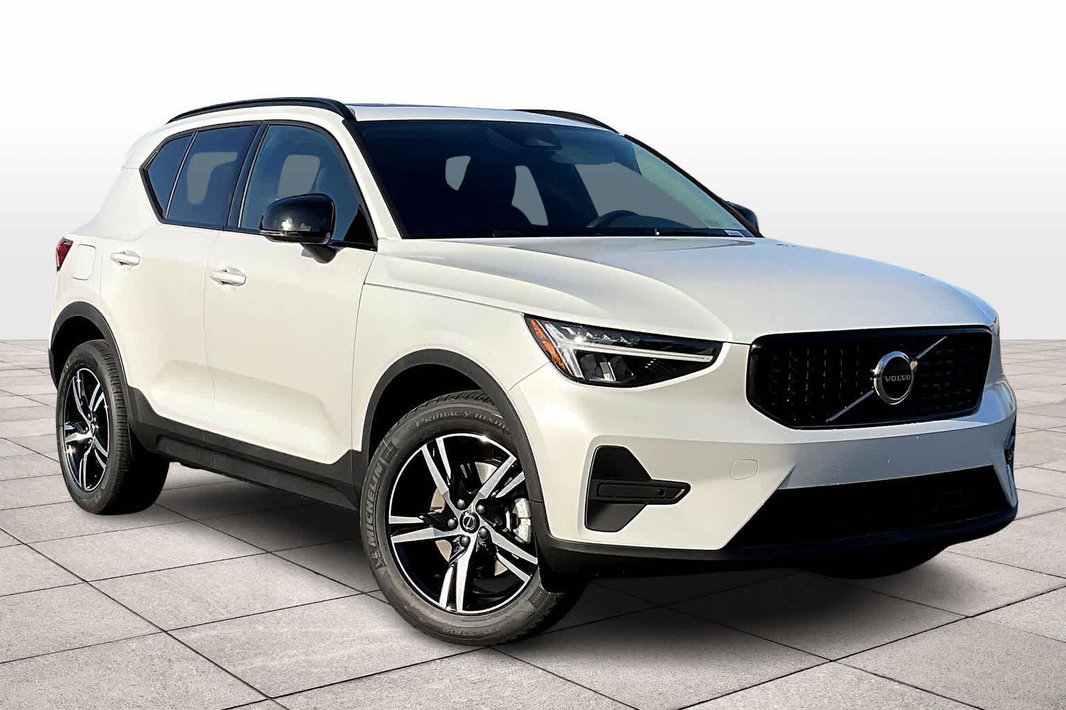 2026 Volvo XC40 Core photo 2