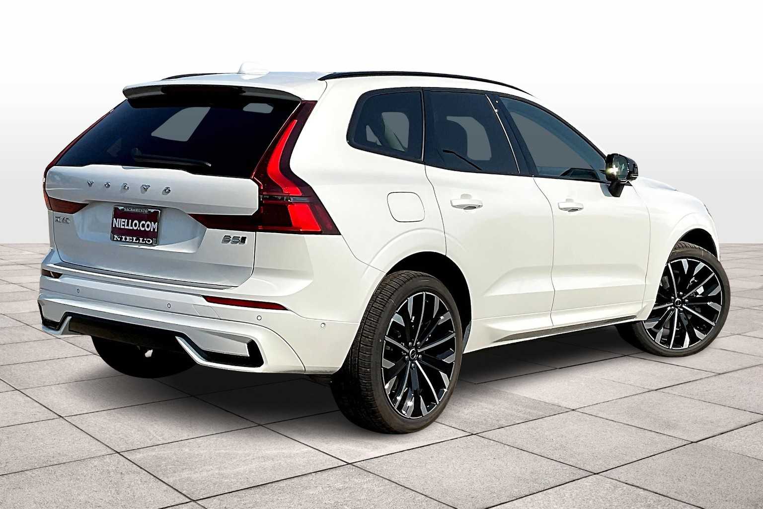 2026 Volvo XC60 B5 photo 4