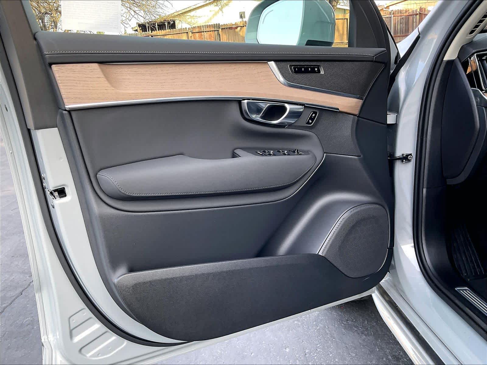 2025 Volvo XC90 Core - Photo 25