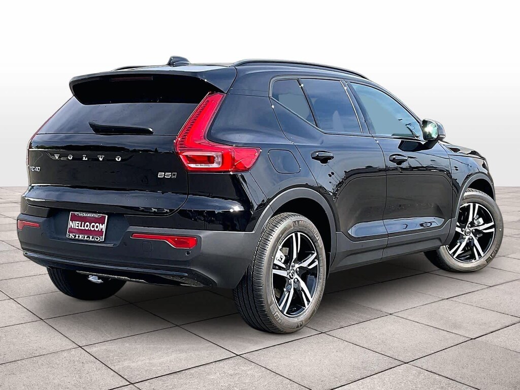 New 2026 Volvo XC40 B5 Core SUV