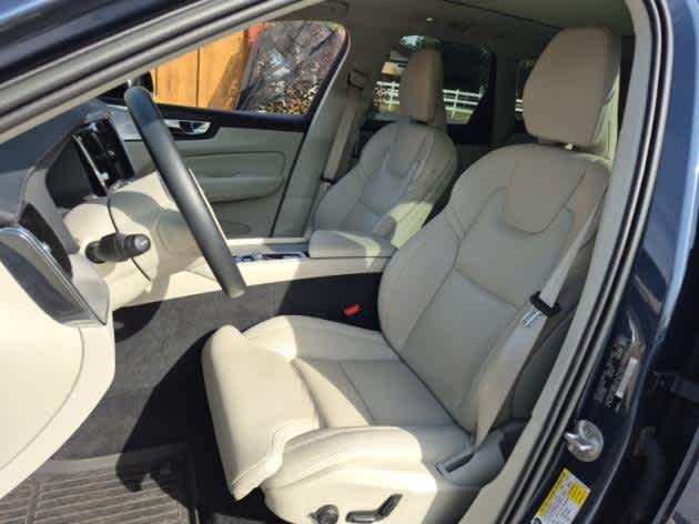 2023 Volvo XC60 Recharge Hybrid Ultimate photo 4