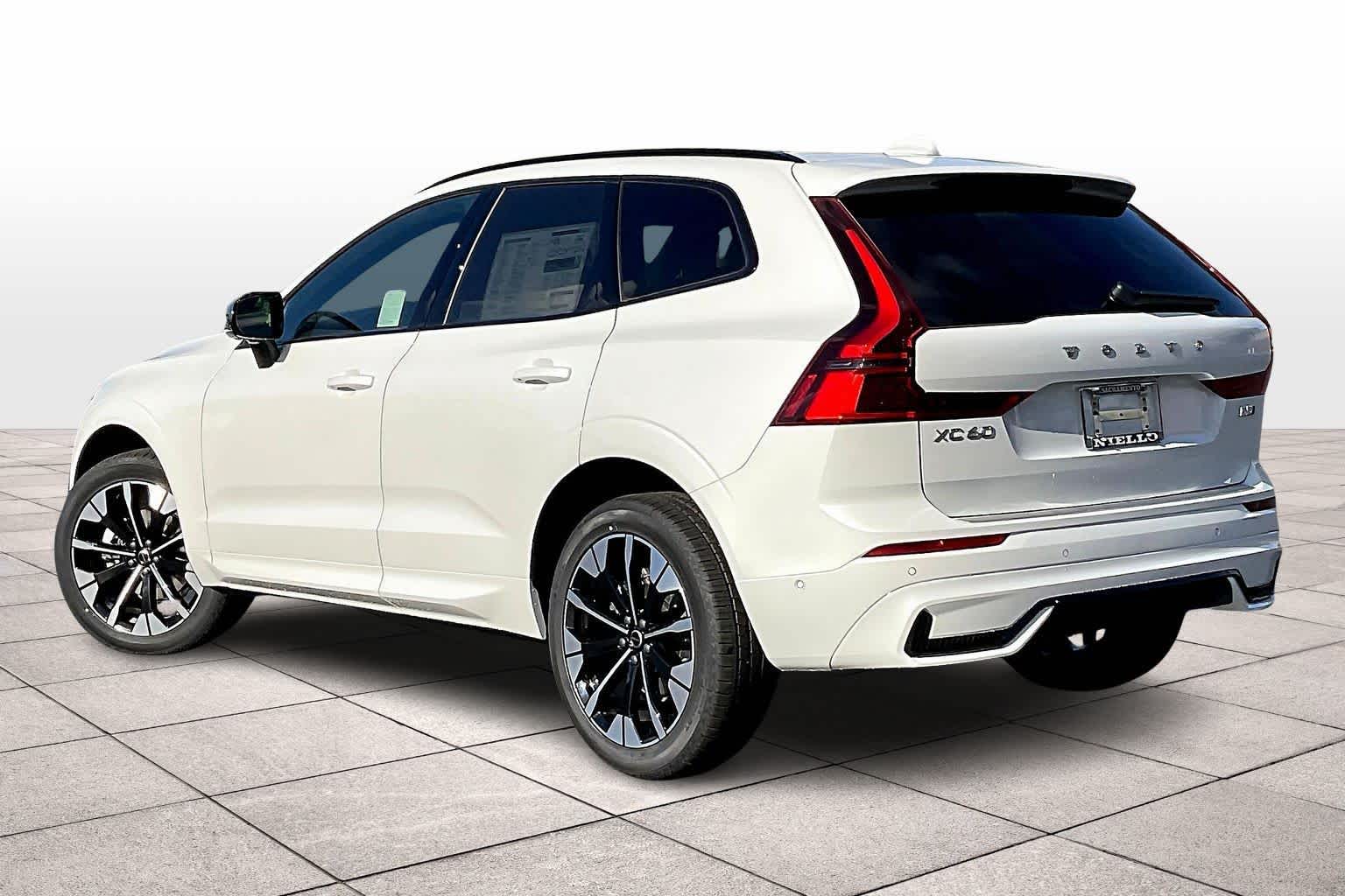 2026 Volvo XC60 B5 Plus photo 3