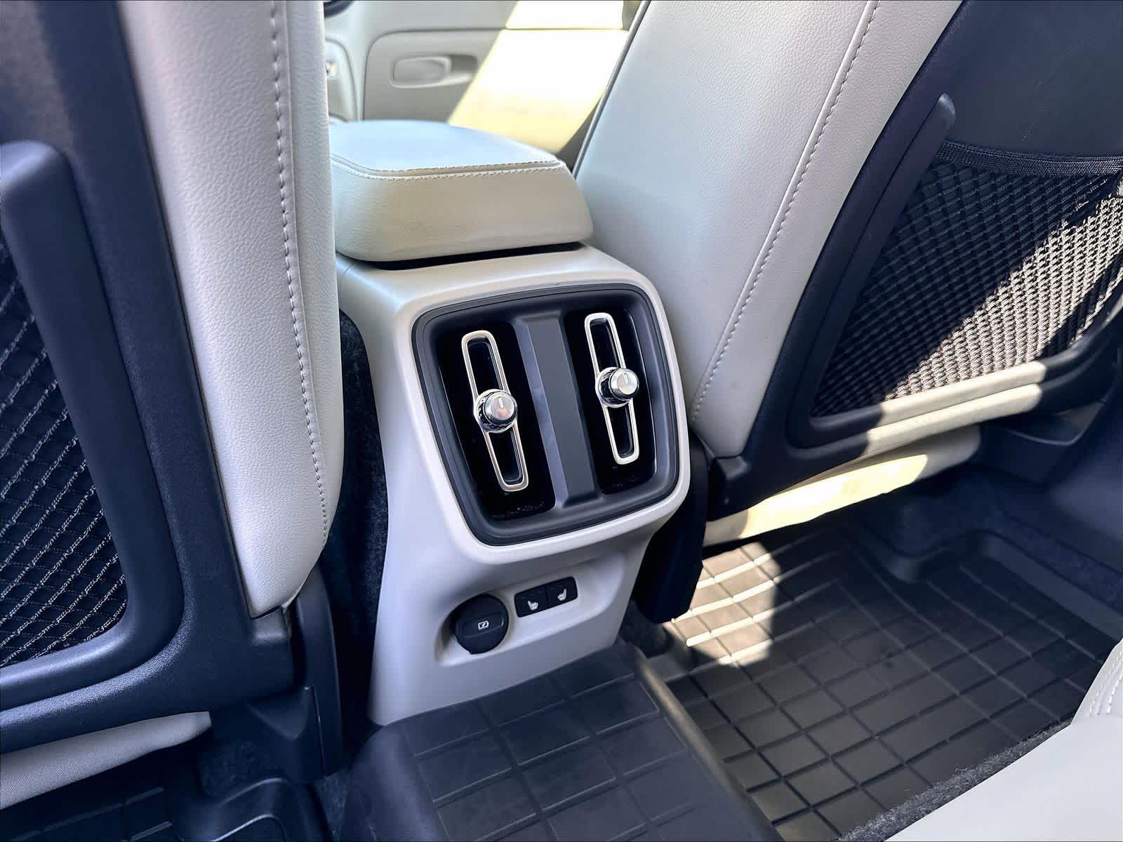 2026 Volvo XC40 Plus - Photo 37