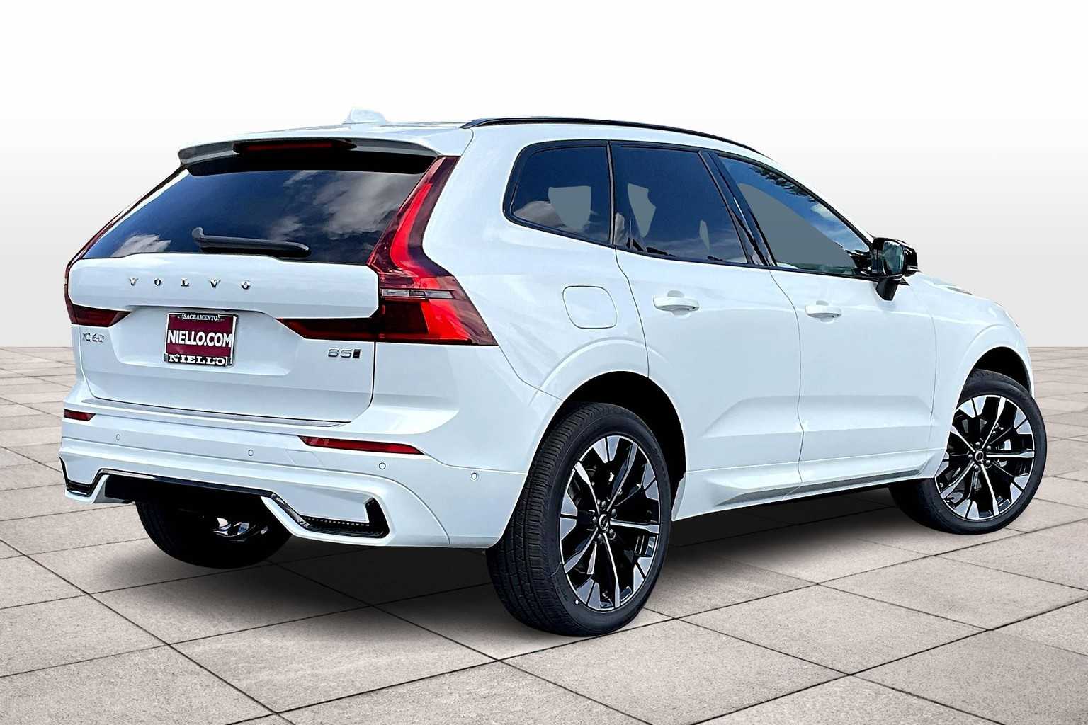 2026 Volvo XC60 B5 Plus photo 4
