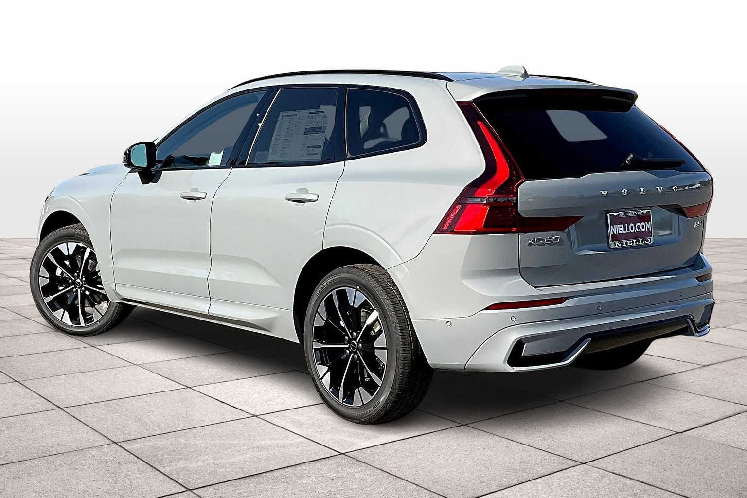 2026 Volvo XC60 B5 Plus photo 3