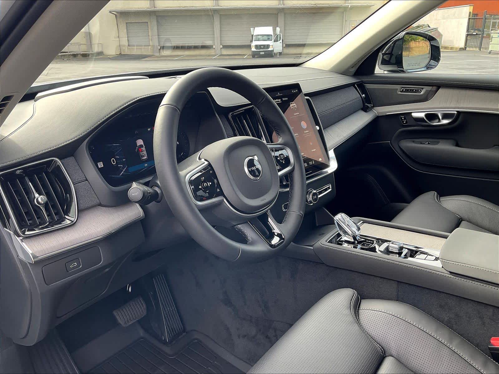 2026 Volvo XC90 B6 Ultra Dark Theme 7-Seater photo 3