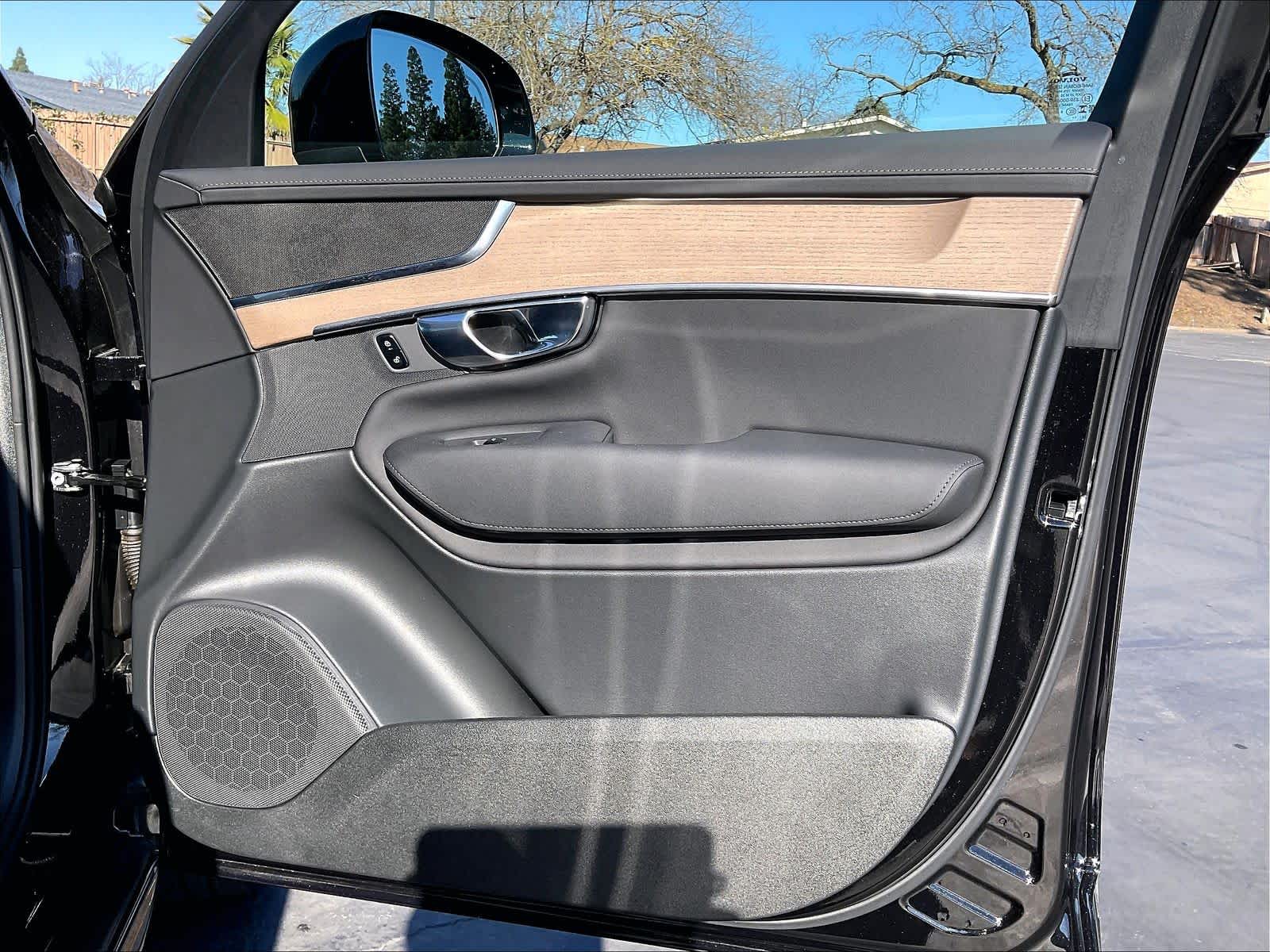 2025 Volvo XC90 Core - Photo 25