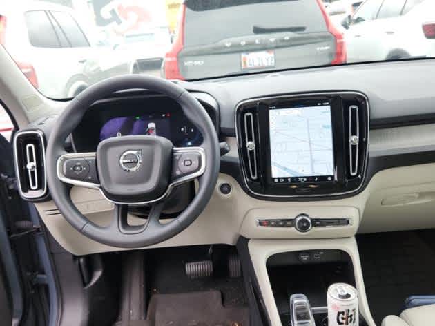 2023 Volvo XC40 Plus AWD photo 3