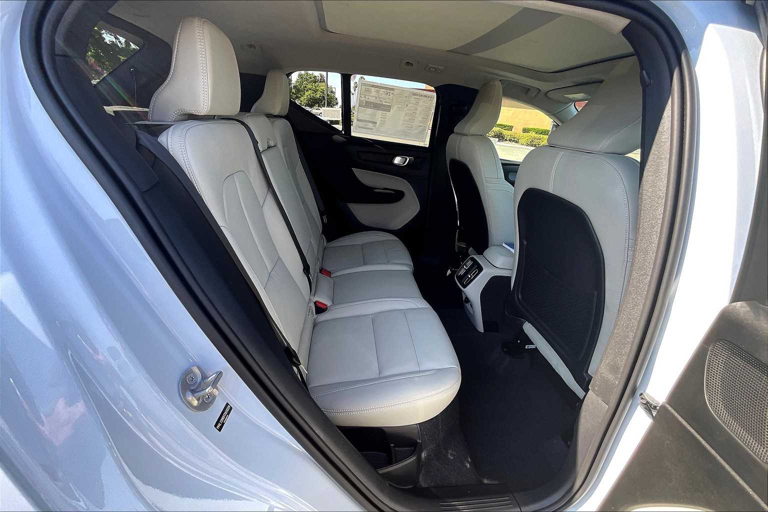 2026 Volvo XC40 Plus - Photo 27
