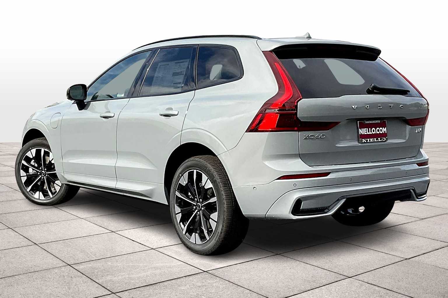 2026 Volvo XC60 Hybrid T8 Plus photo 3