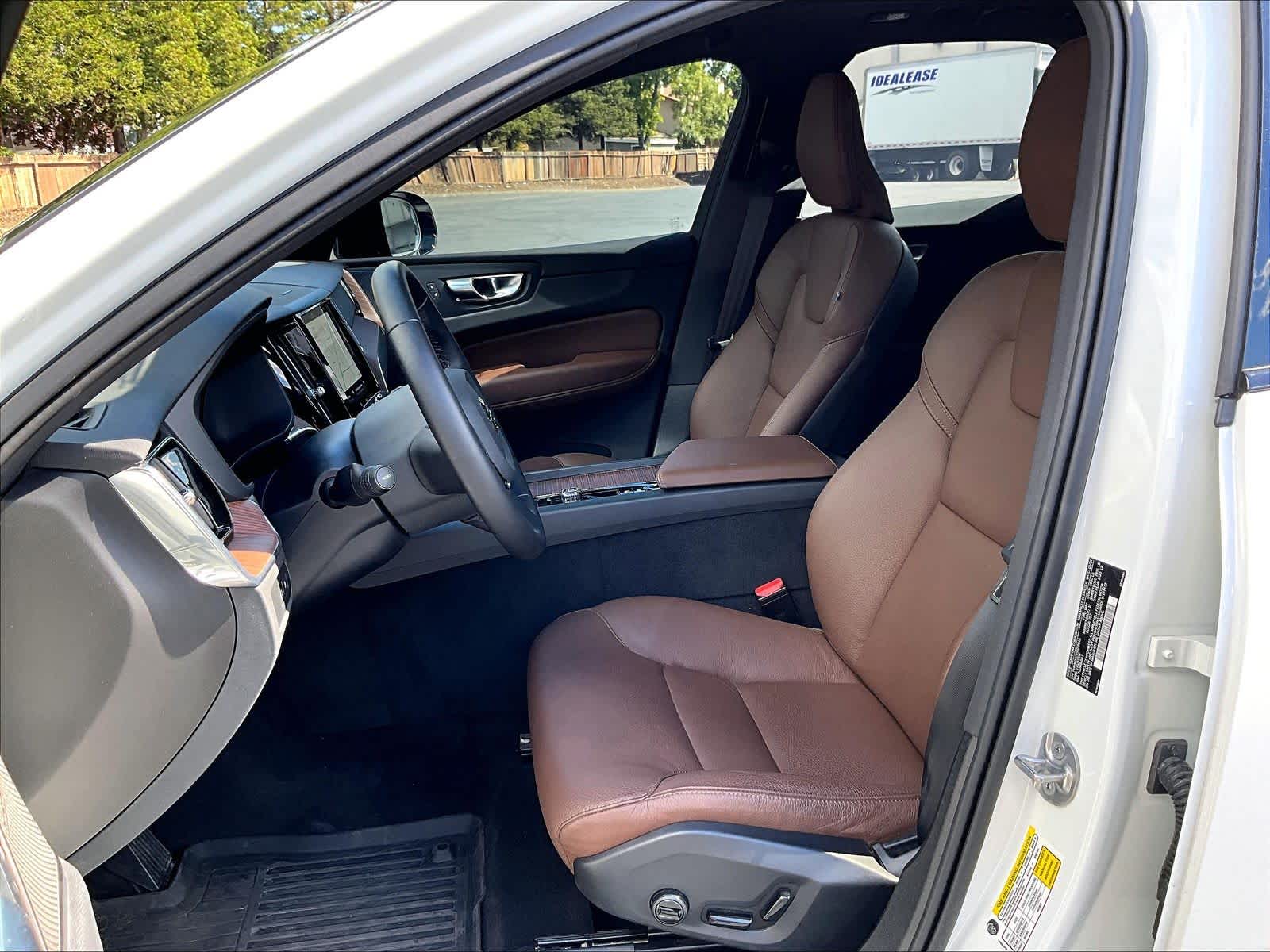 2025 Volvo XC60 Plug-In Hybrid Plus photo 4