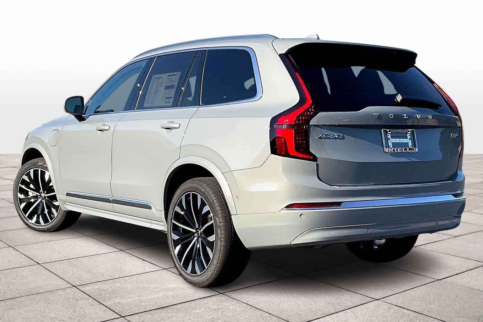 2026 Volvo XC90 T8 photo 3
