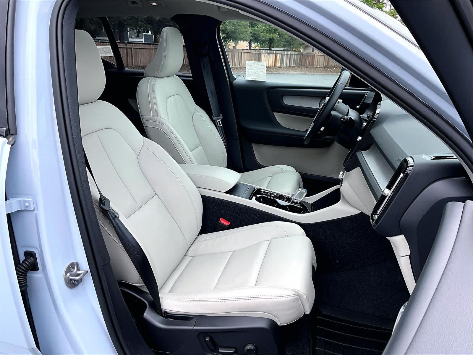 2026 Volvo XC40 Plus photo 3