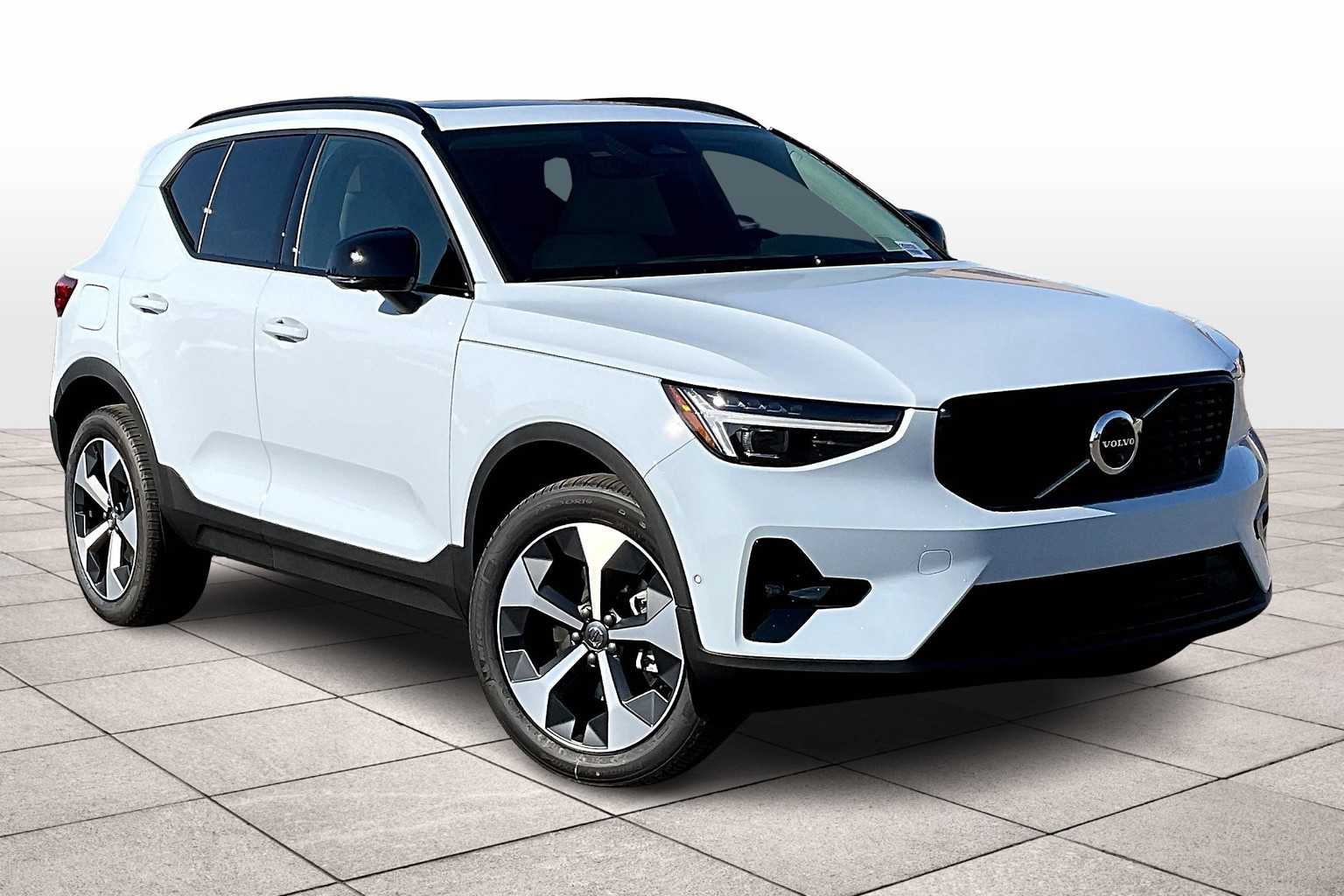 2026 Volvo XC40 Plus photo 2