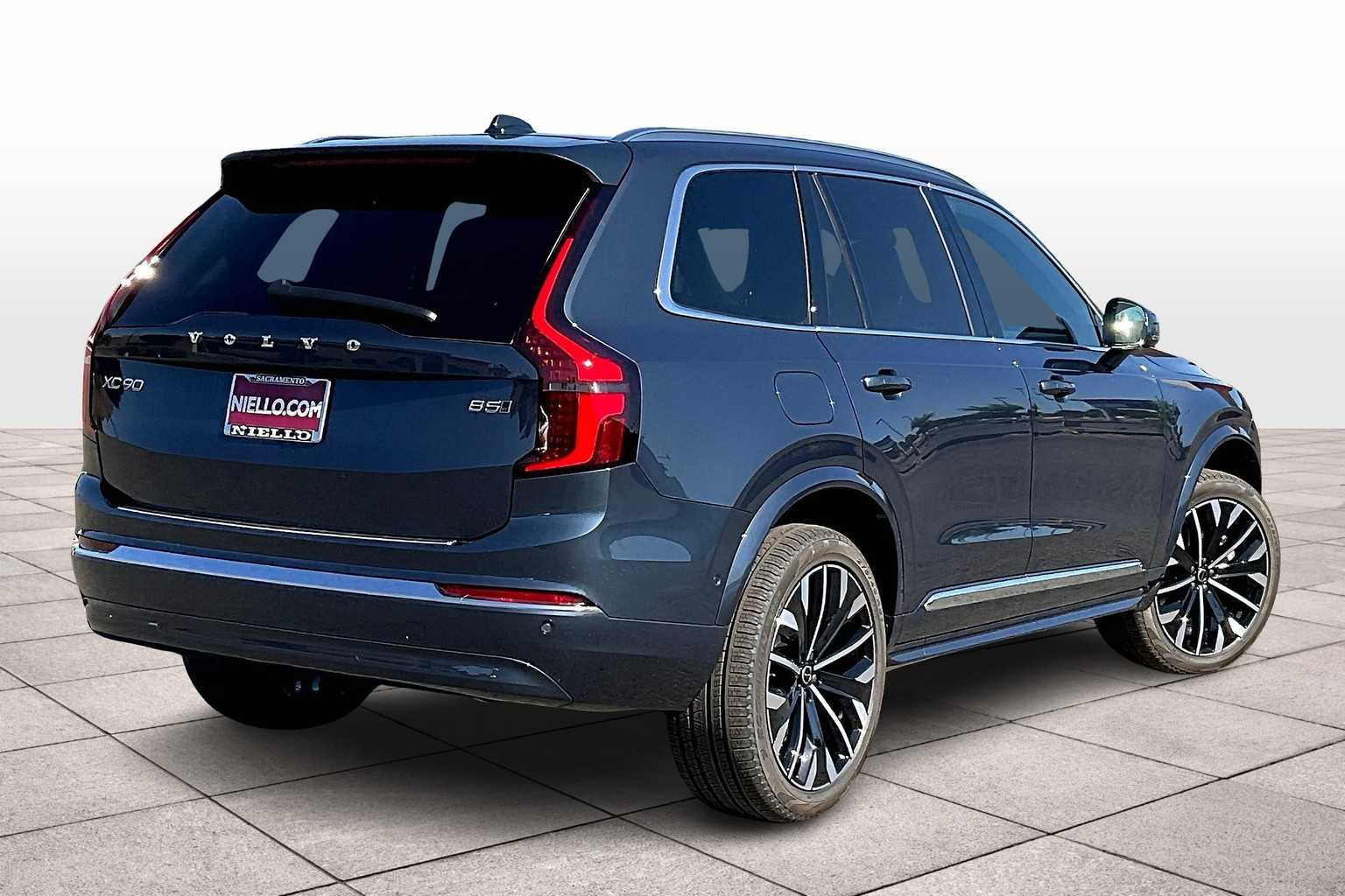 2026 Volvo XC90 B5 Plus photo 4