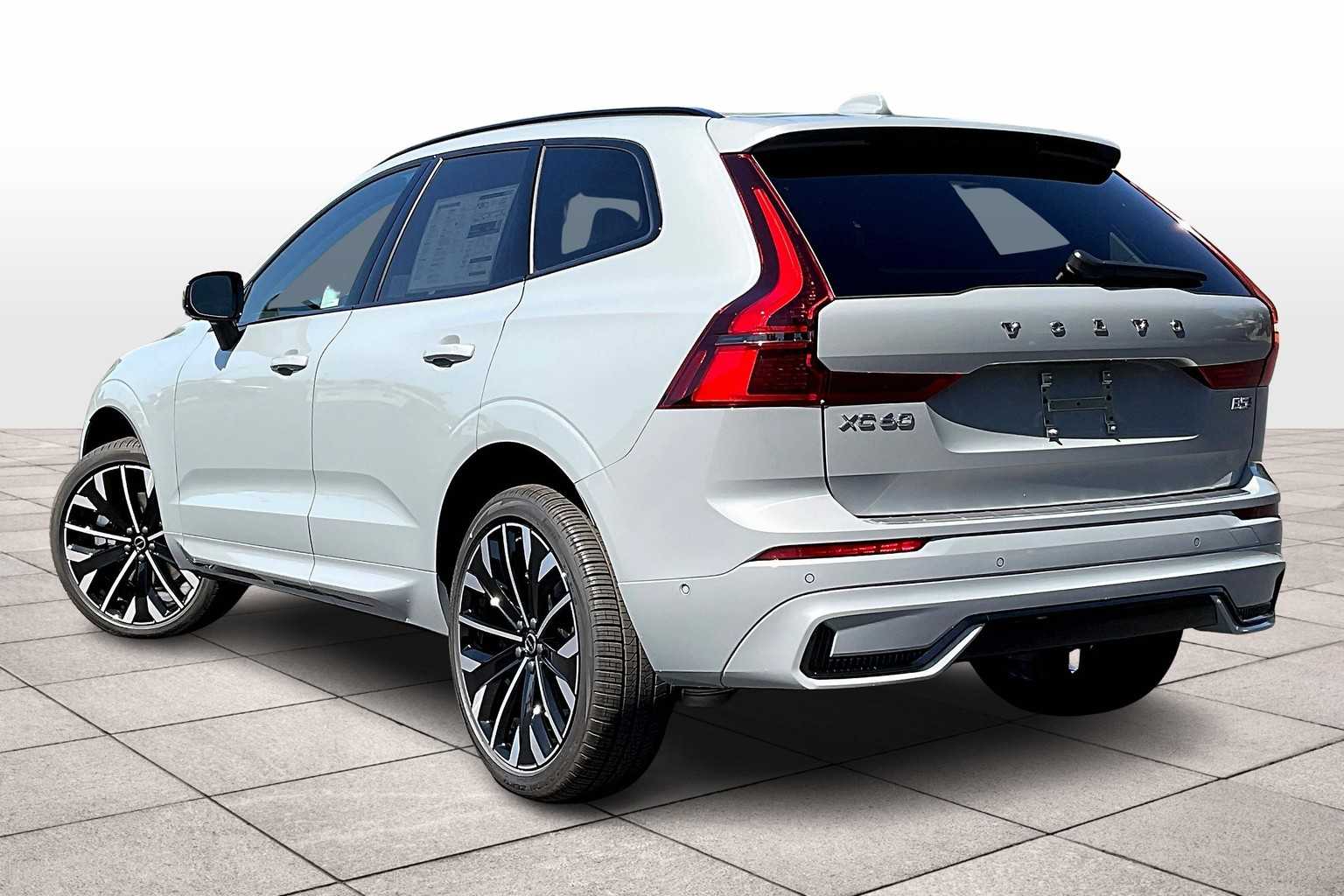 2026 Volvo XC60 B5 photo 3