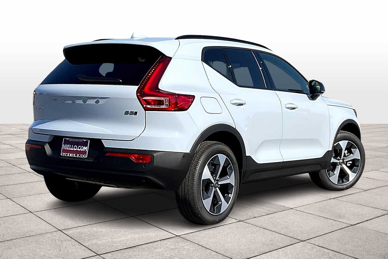 2026 Volvo XC40 Plus photo 4