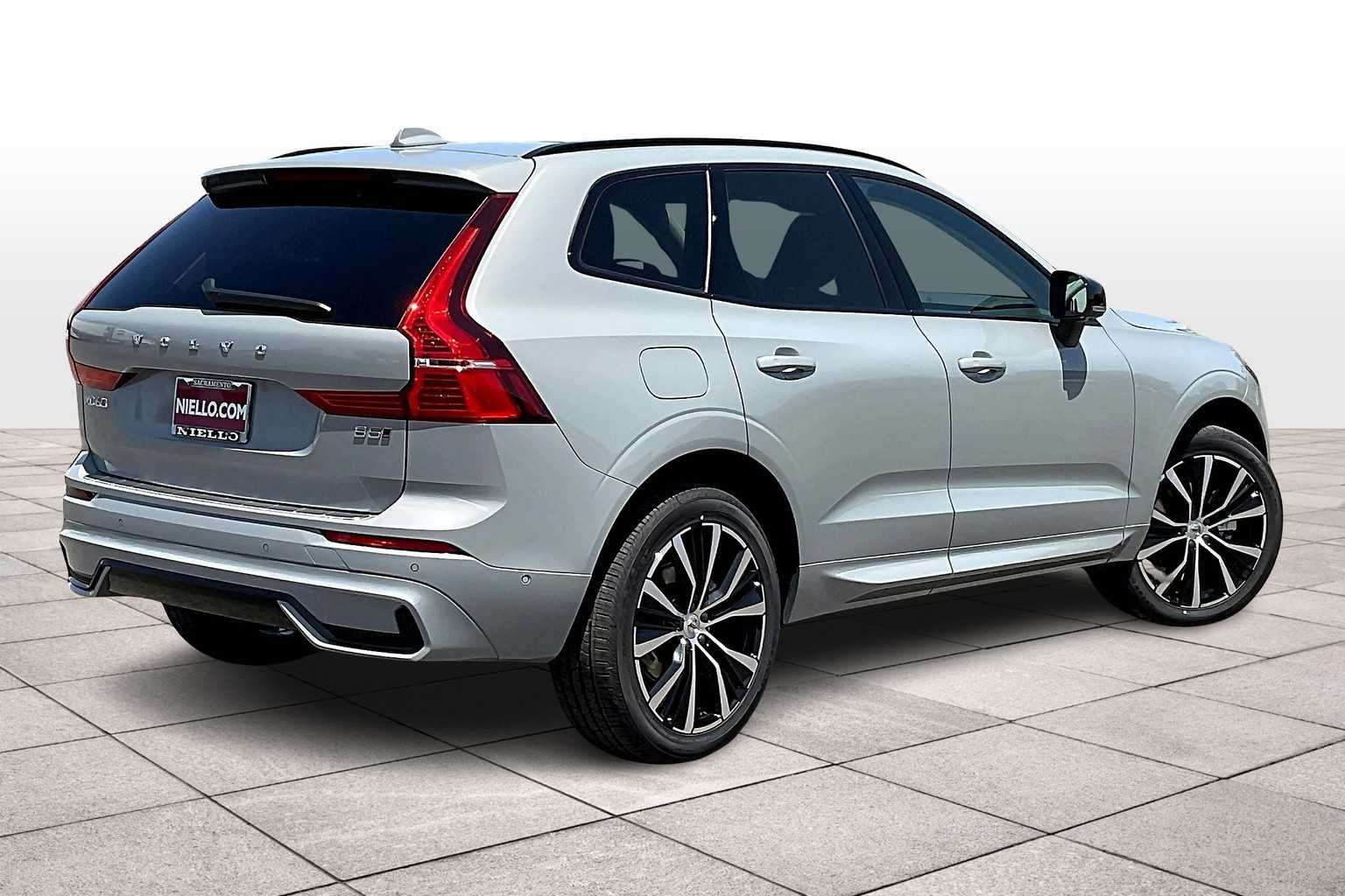 2025 Volvo XC60 B5 Plus photo 4