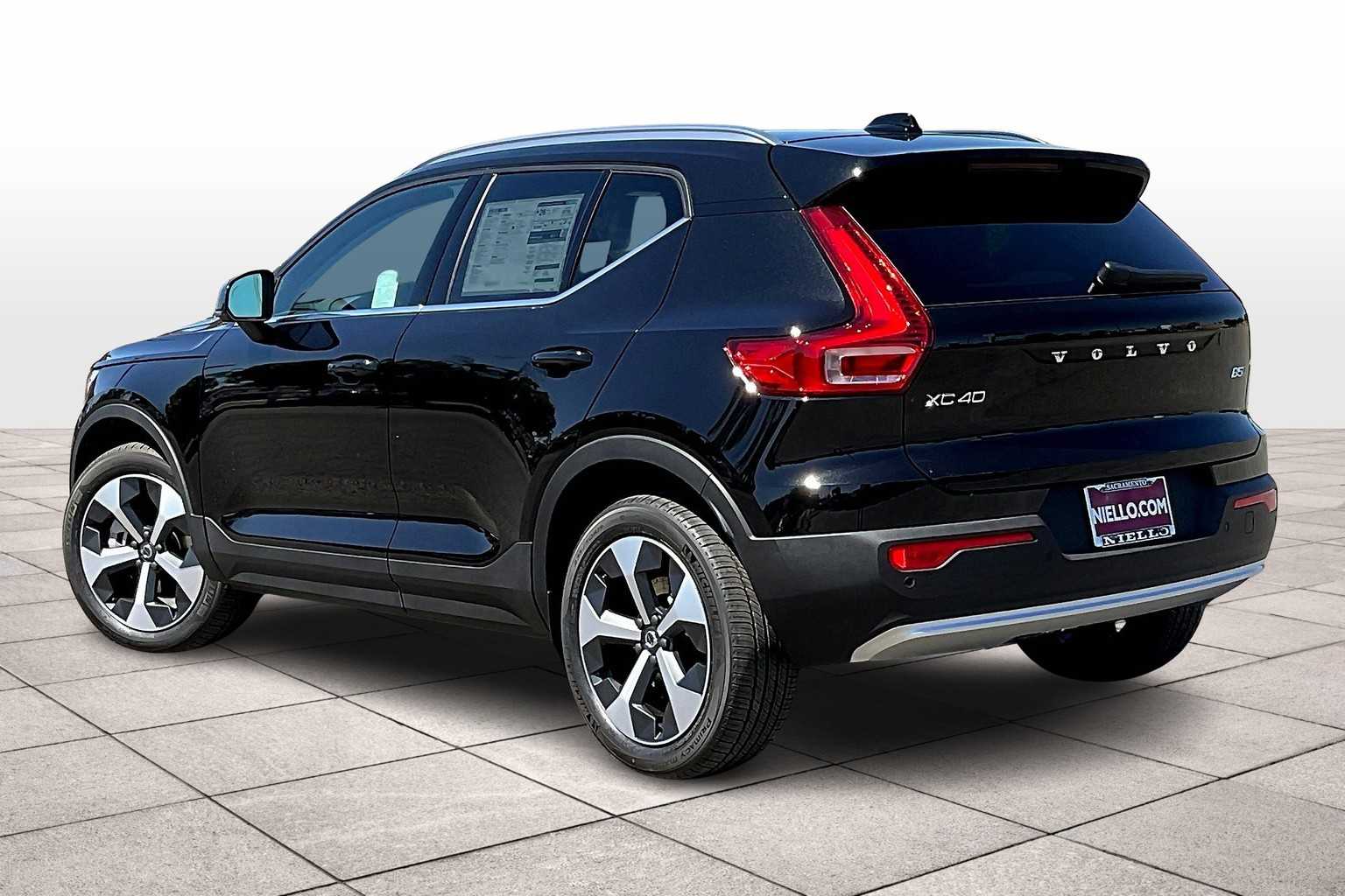 2025 Volvo XC40 Core photo 3