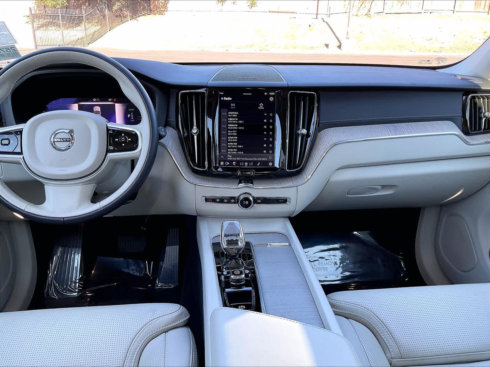 2023 Volvo XC60 Recharge Plug-In Hybrid Ultimate Bright Theme photo 6