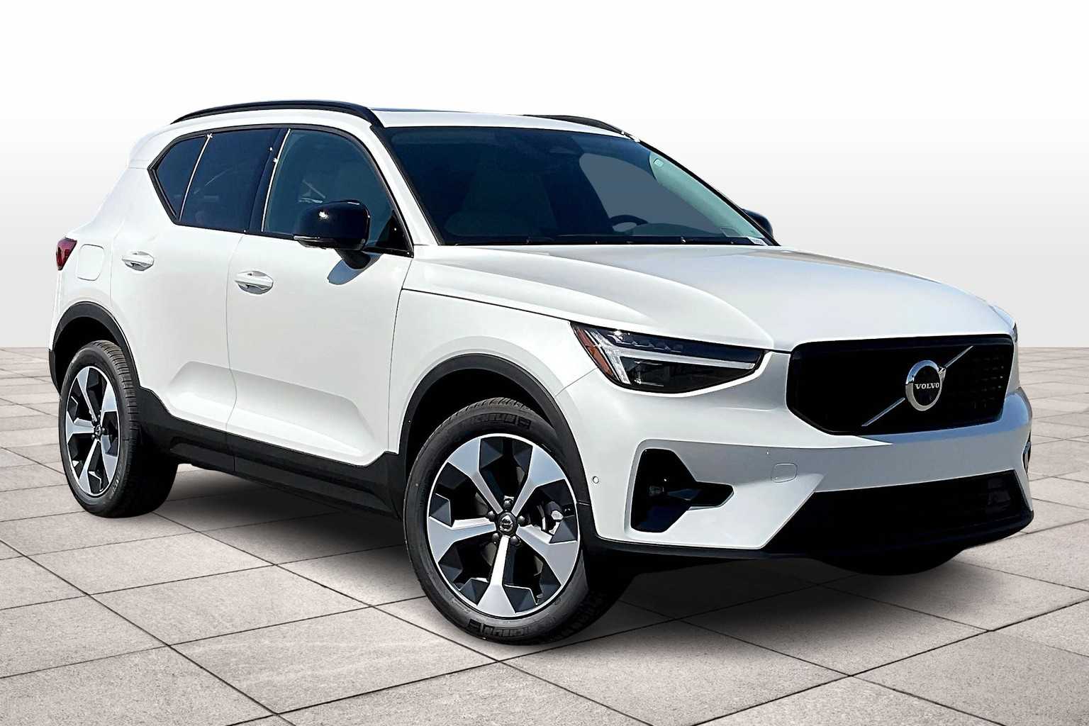 2026 Volvo XC40 Plus photo 2
