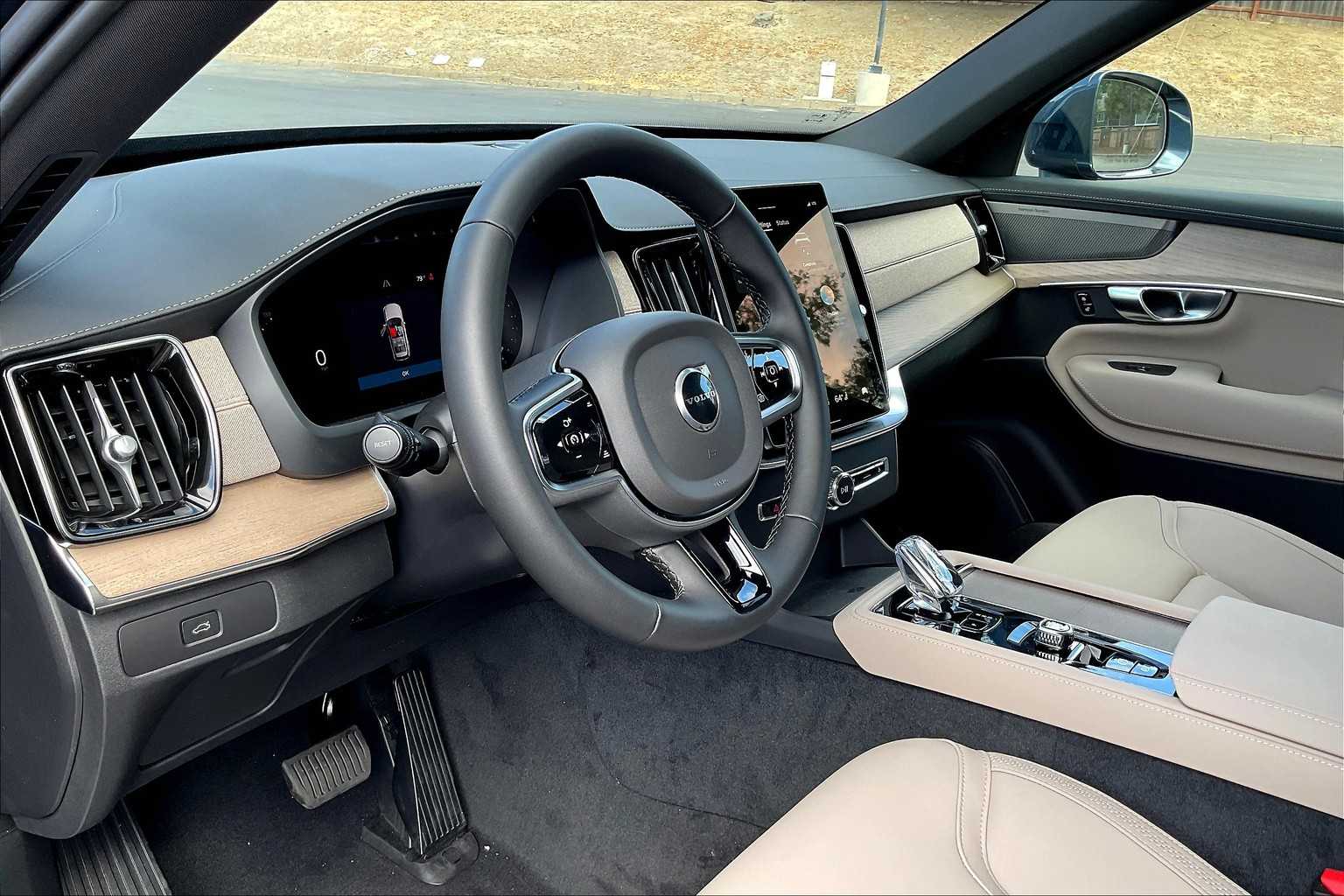 2026 Volvo XC90 B6 Plus 7-Seater photo 3