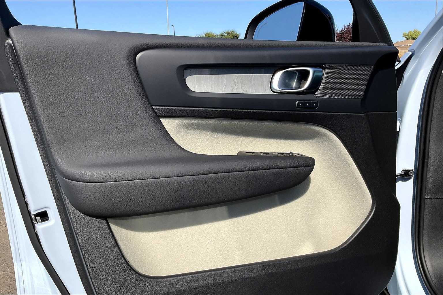 2026 Volvo XC40 Plus - Photo 24