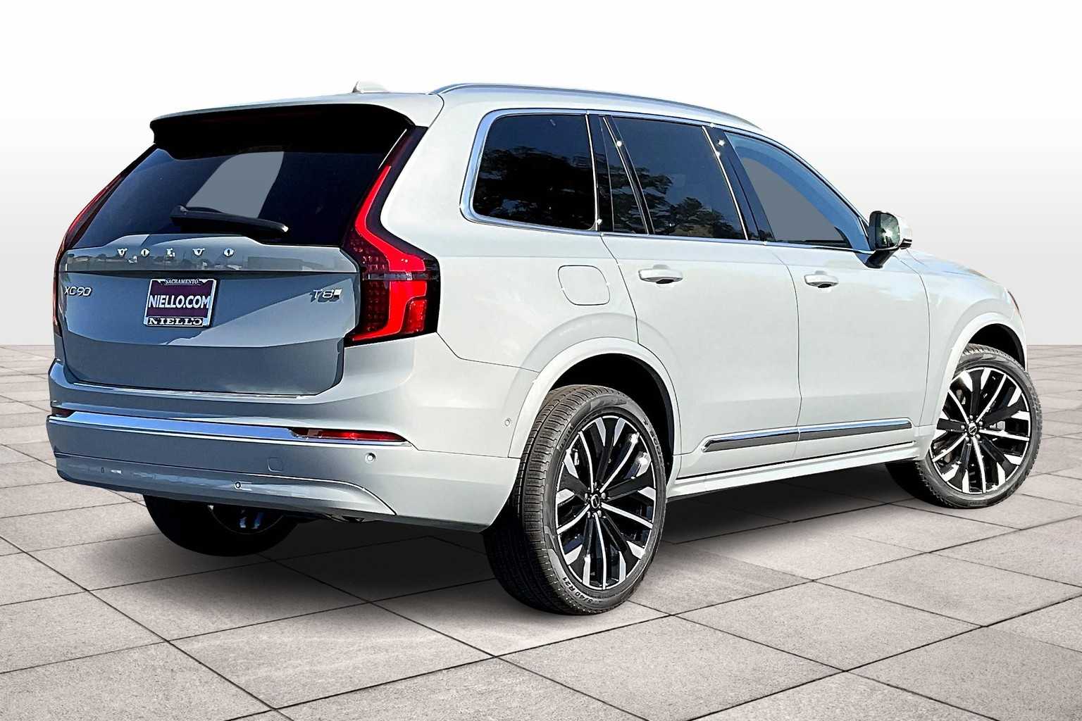 2026 Volvo XC90 T8 Plus photo 4
