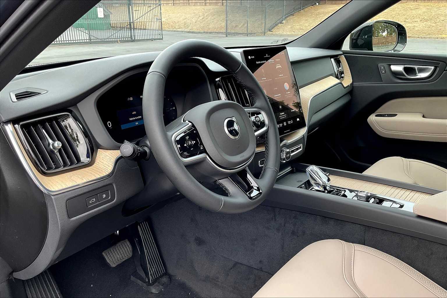 2026 Volvo XC60 plug-in hybrid T8 Plus photo 3